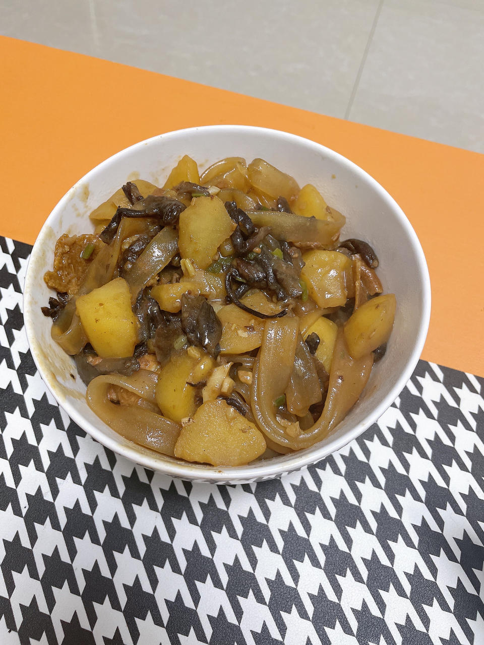 蘑菇土豆炖粉条