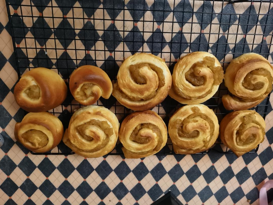 寒冷的冬天，来个「焦糖苹果肉桂卷」吧！