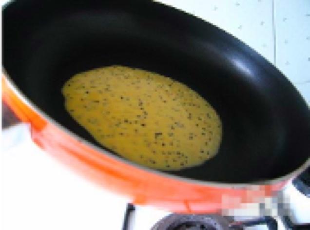 在家里用平底锅自制酥脆鸡蛋卷（简单又健康）的做法 步骤7
