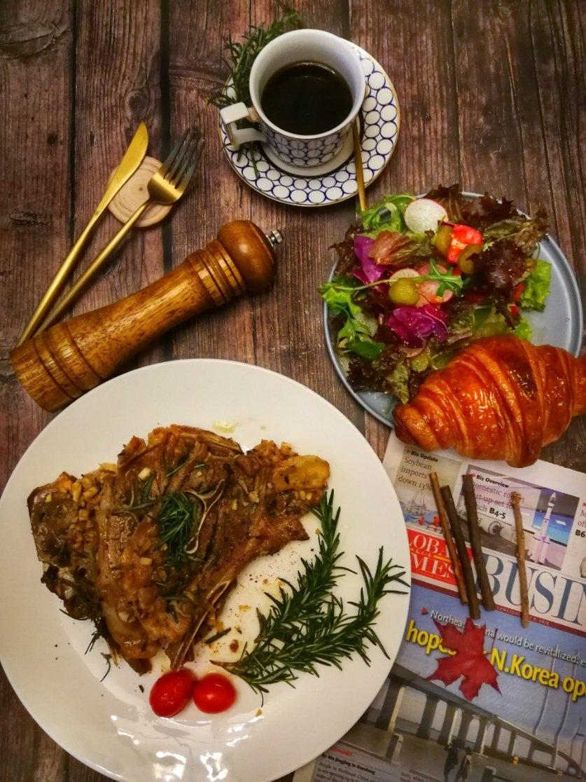 嫩烤羊排配土豆