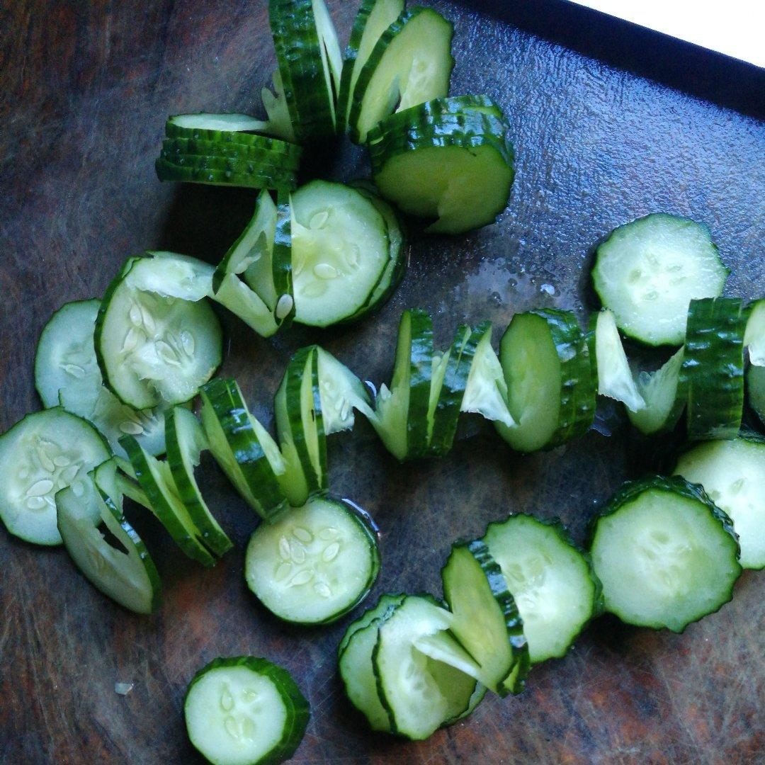 杞霖妈做的蓑衣黄瓜的切法 · 小视频