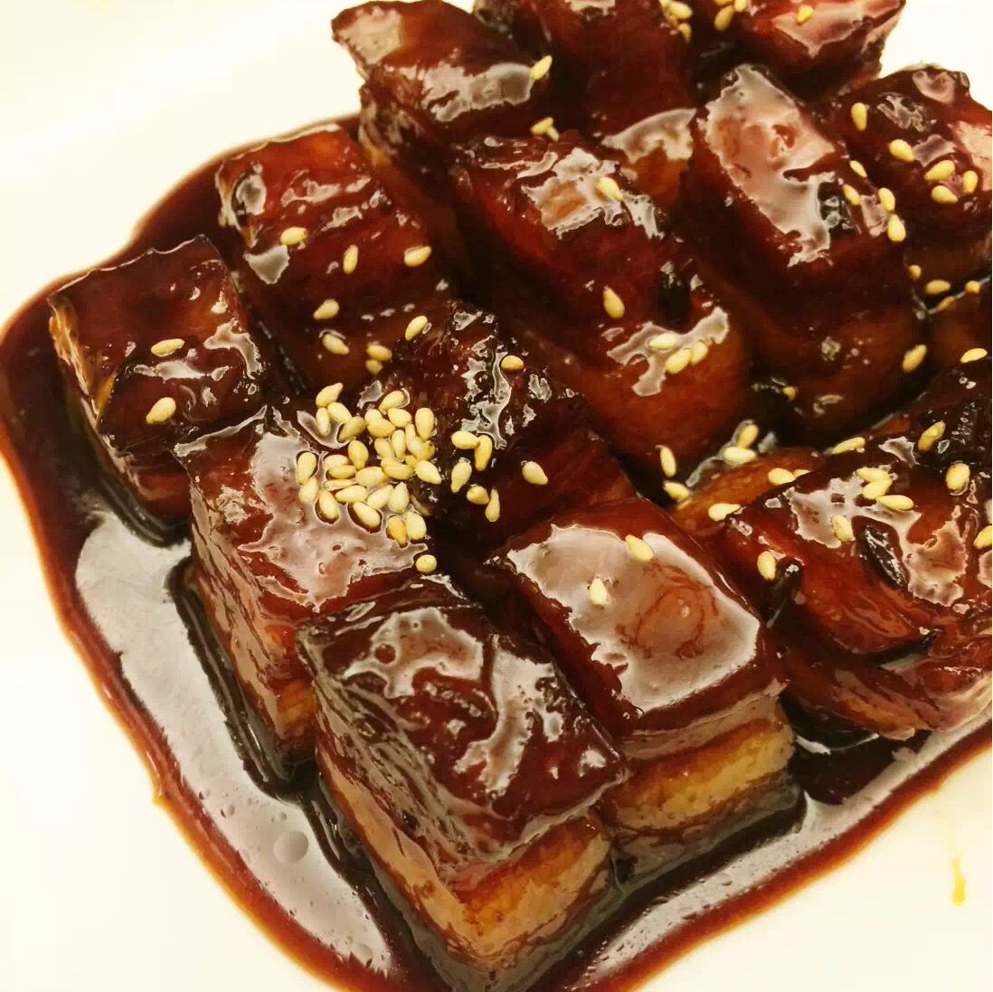 吃着碗里望着锅里的红烧肉