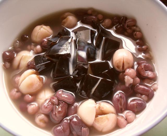 红豆薏米莲子龟苓膏糖水的做法
