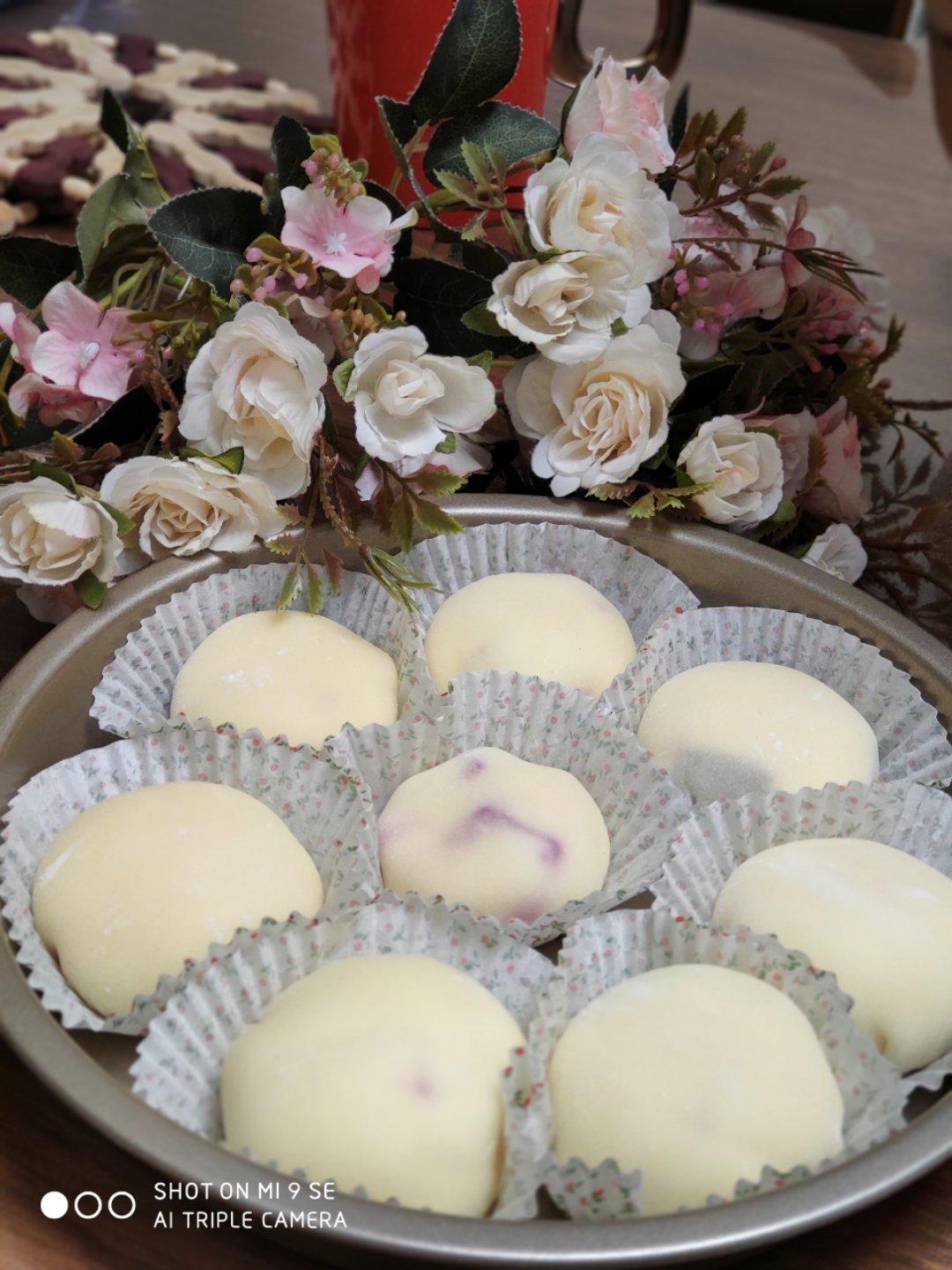 超详细零失败的雪媚娘教程
雪媚娘细白软糯，第一口咬QQ的皮再来就是里面是奶香怡人的淡奶油，裹着好吃的水果粒，口感丰富或咬到奥利奥咔呲咔呲脆。店铺里卖的雪媚娘还挺贵的，自己动手丰衣足食吧！其实做法也不难，快来一起动手吧！