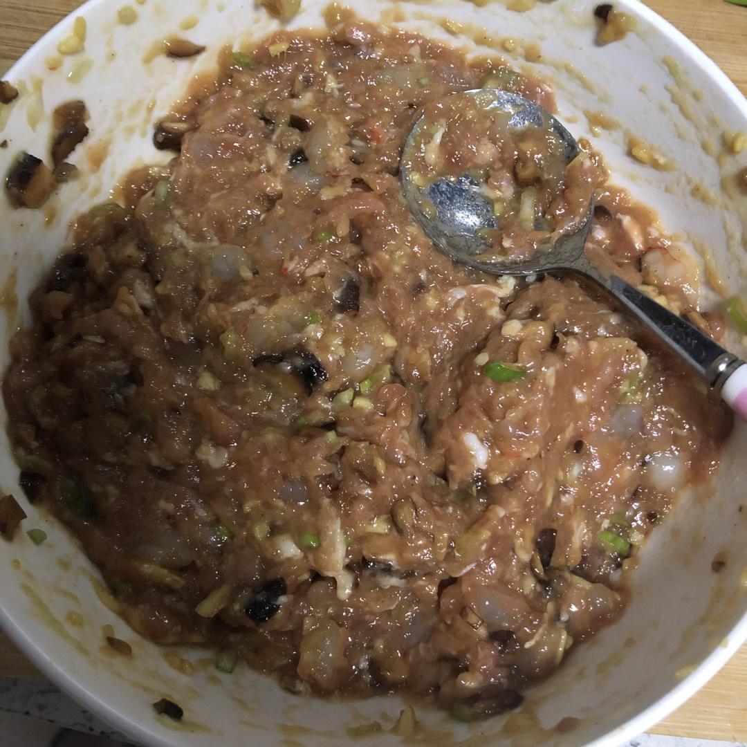 肉三鲜饺子（猪肉香菇虾仁）
Pork and Shrimp Dumplings