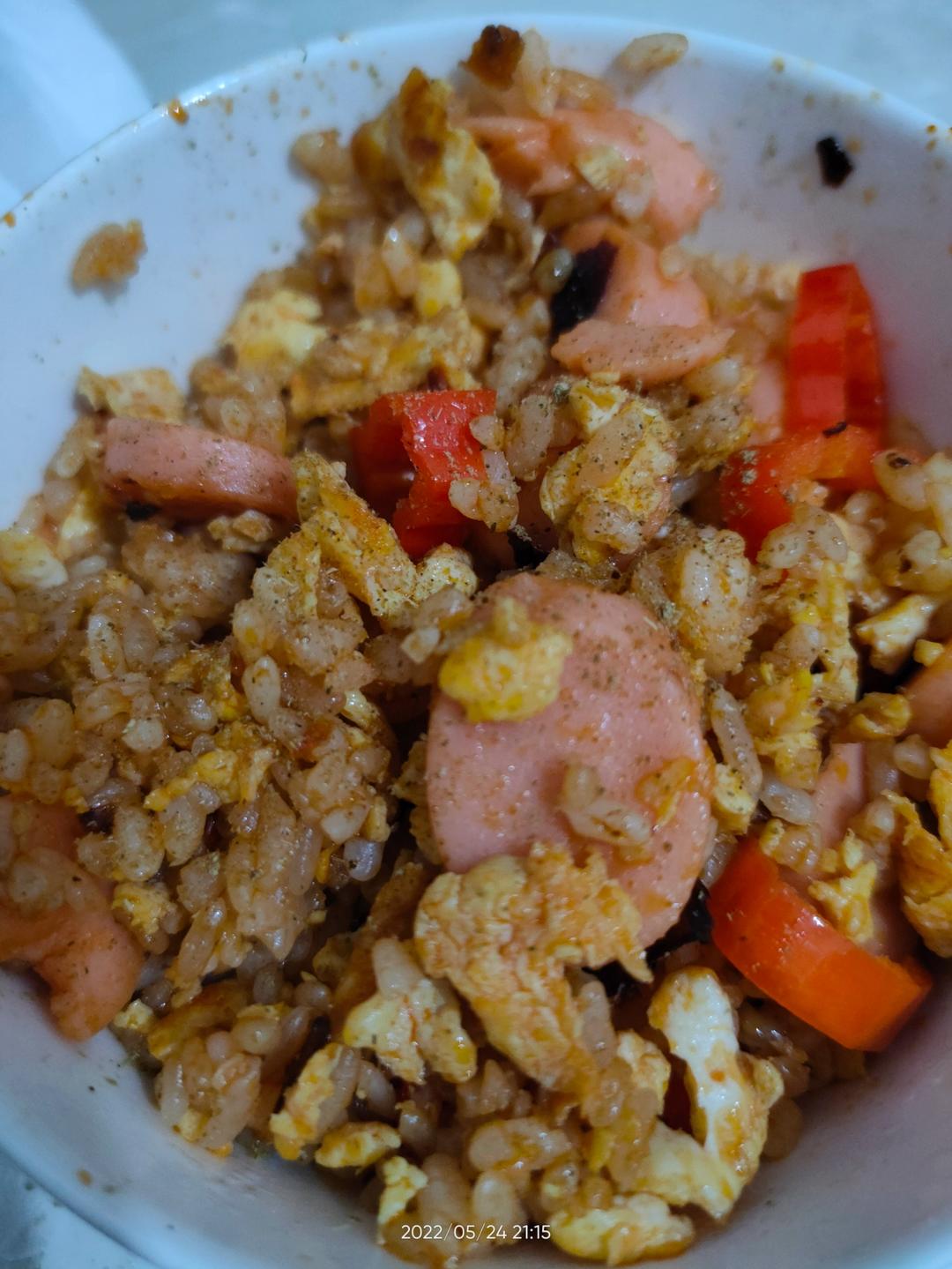 蛋炒饭不要只放鸡蛋了，加点老干妈，生抽耗油都不需要了，香喷喷