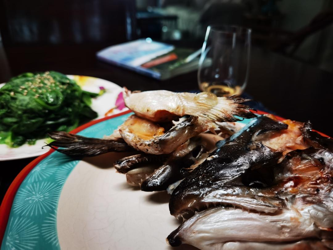 不输日料店的烤三文鱼头