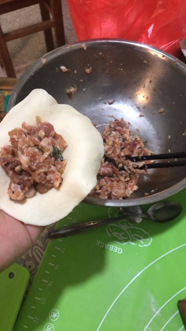 松软多汁的肉包子
