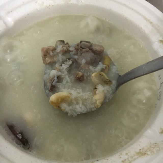 鲍鱼排骨炖粥的做法