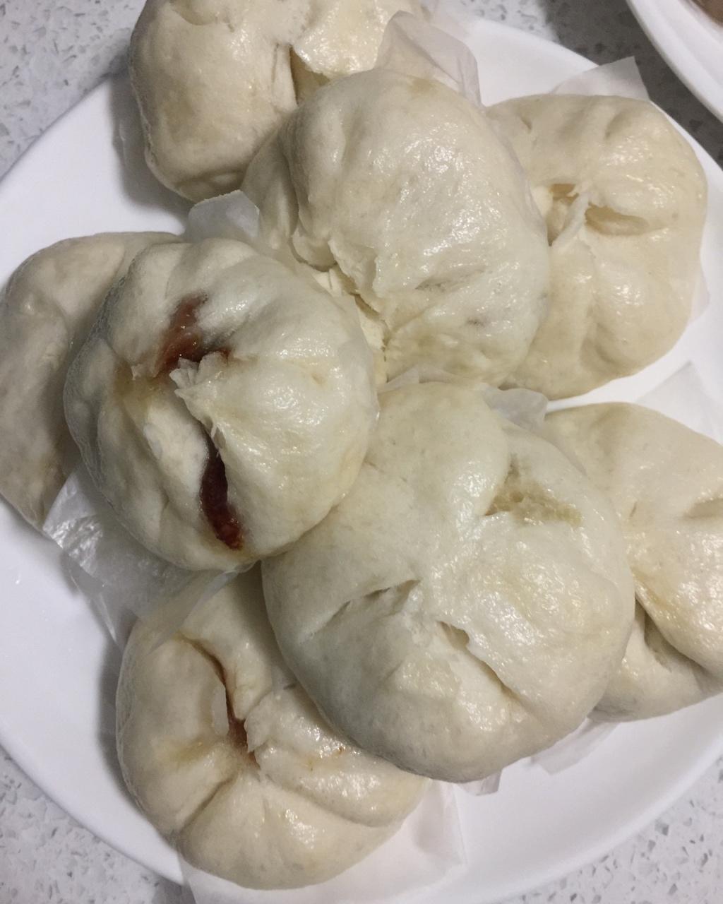 云朵般松软爆浆蜜汁叉烧包