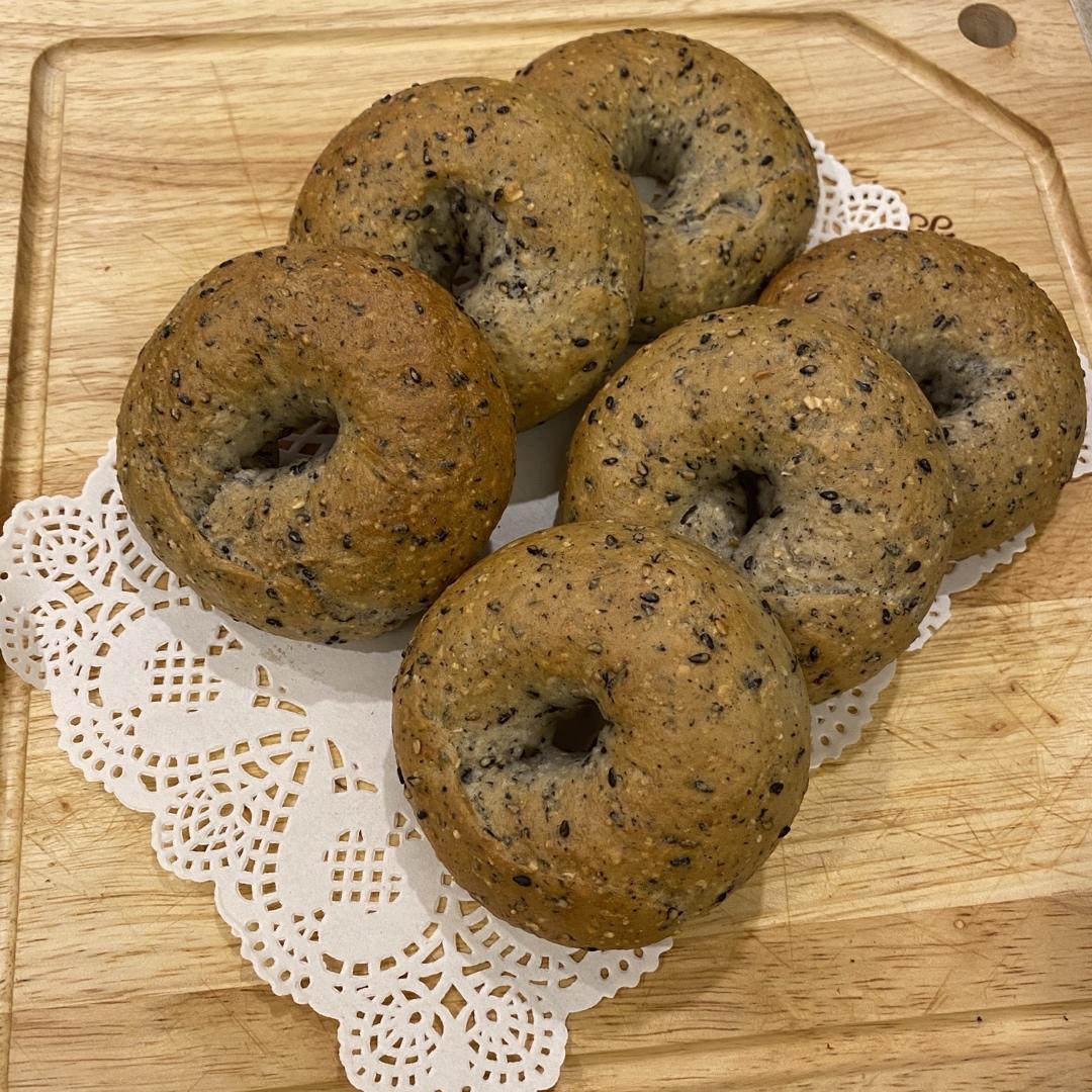 黑芝麻全麦贝果（不用揉出手套膜的快手做法）