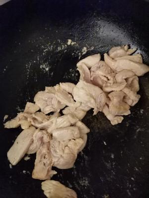芦笋炒鸡肉 太清淡的做法 步骤3