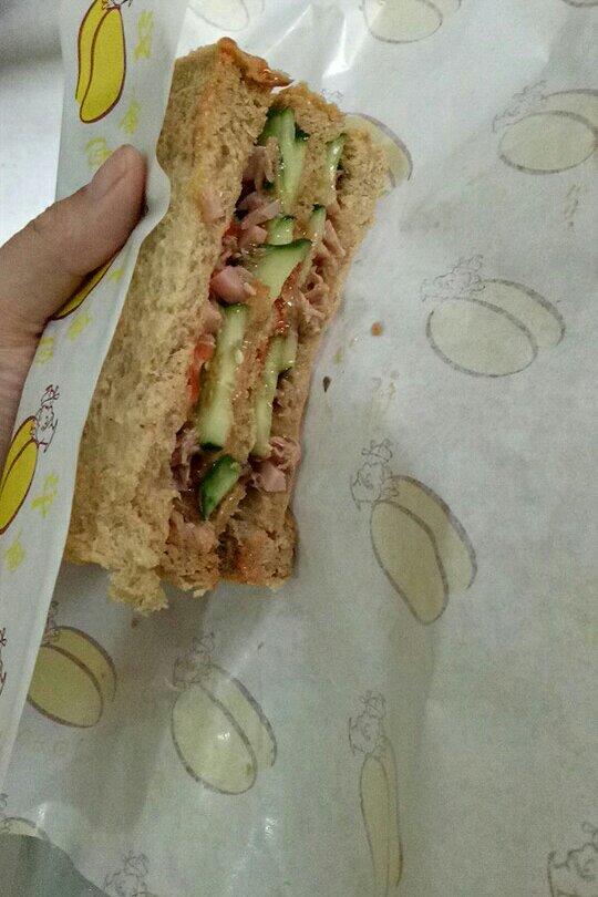 吞拿鱼（金枪鱼）鸡蛋沙拉三明治—加了黄瓜更小清新了哟
