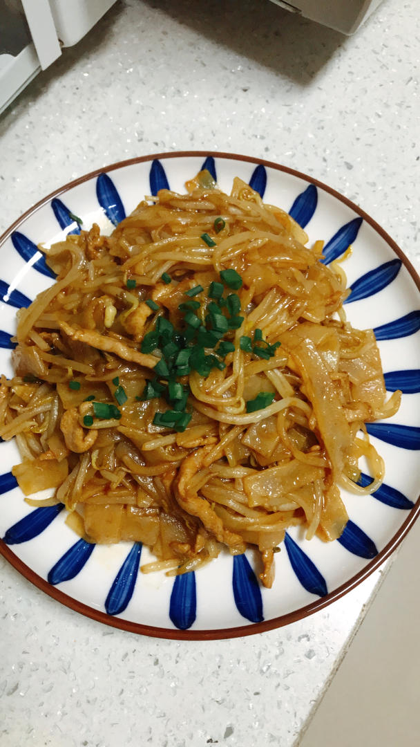 热腾腾香喷喷的炒河粉😋