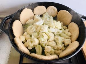 纯素 ｜ 杂菜蘑菇炖豆腐贴全麦玉米饼（铸铁锅）的做法 步骤6