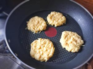 鳕鱼土豆鸡蛋饼的做法 步骤4