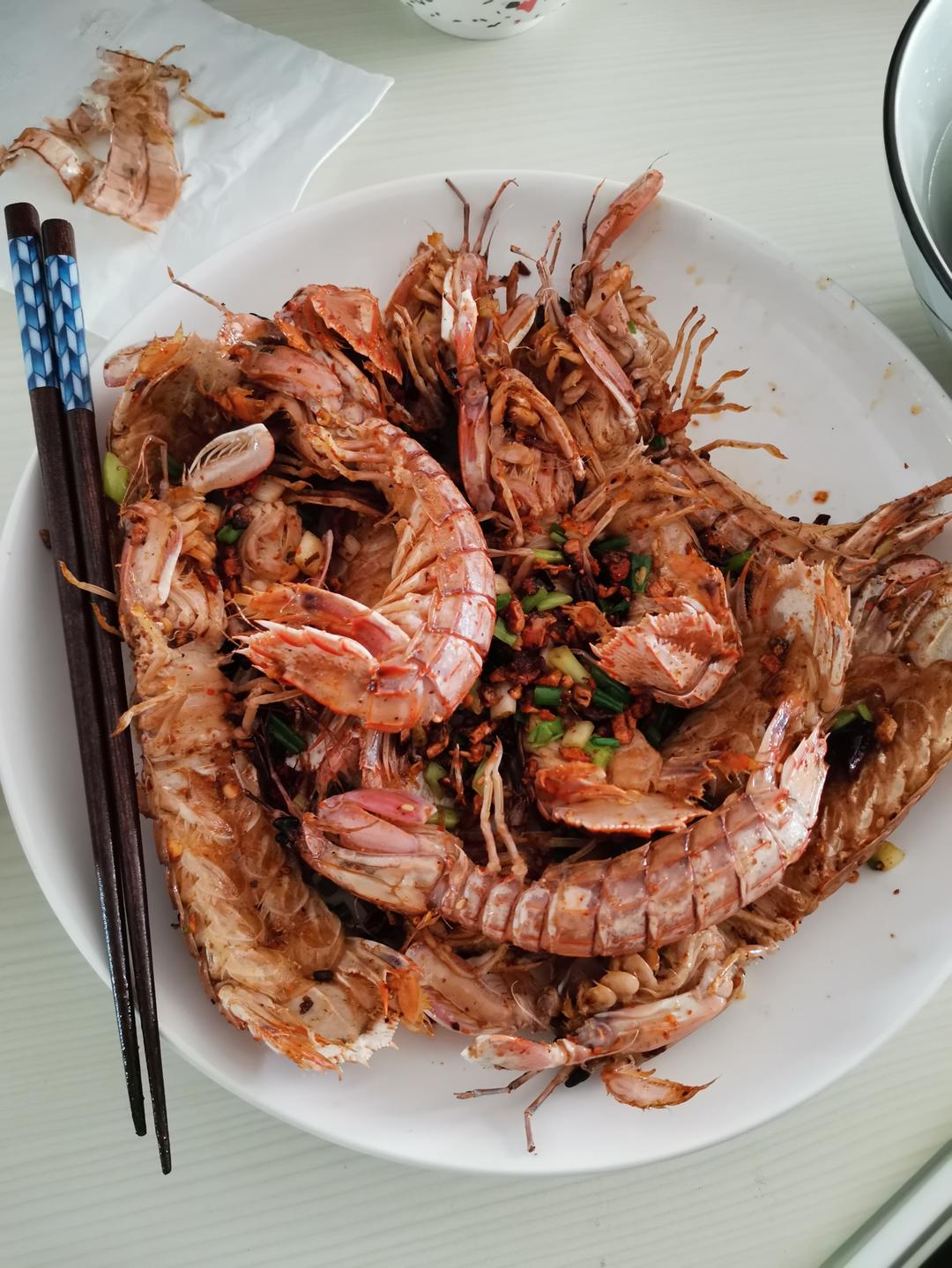 无油炸版的椒盐皮皮虾和巧拨虾壳的方法