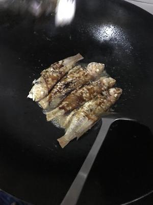 煎红花鱼的做法 步骤3