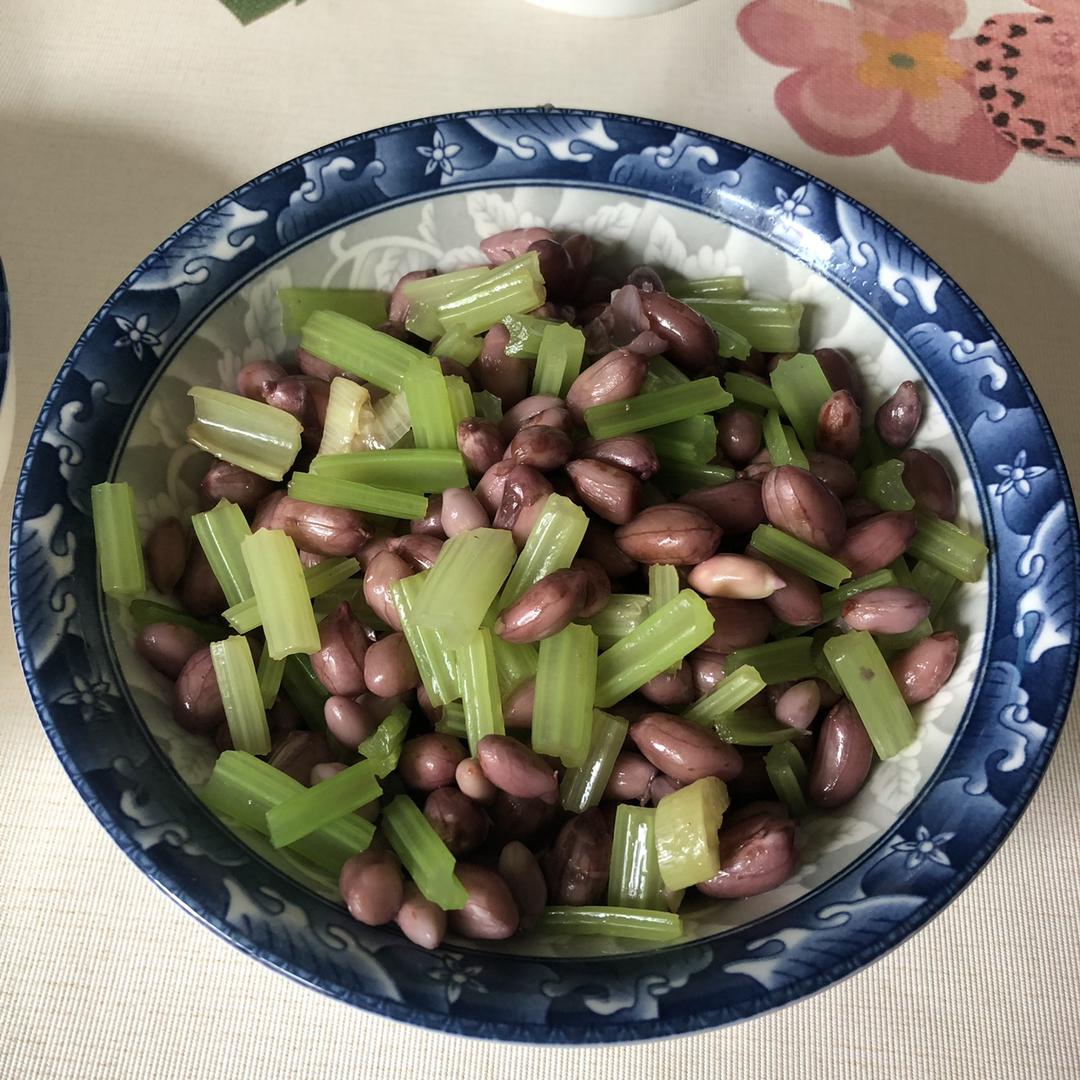 凉拌芹菜花生米胡萝卜