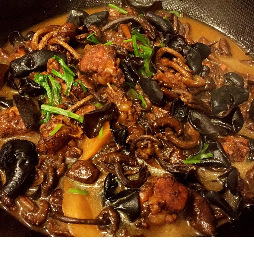 佩尼ge做的小鸡炖蘑菇