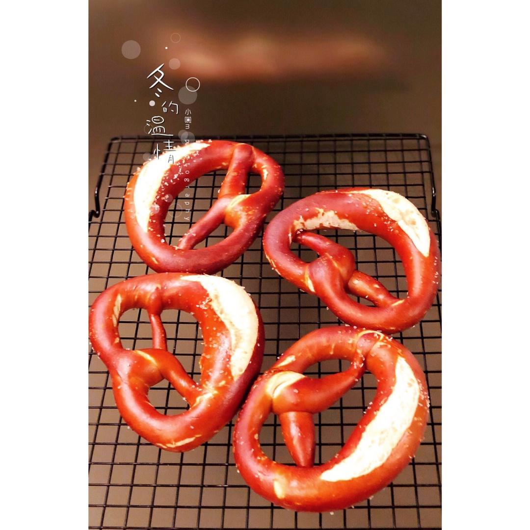 德国碱水面包Brezen（普雷节、巴伐利亚面包、扭结面包）