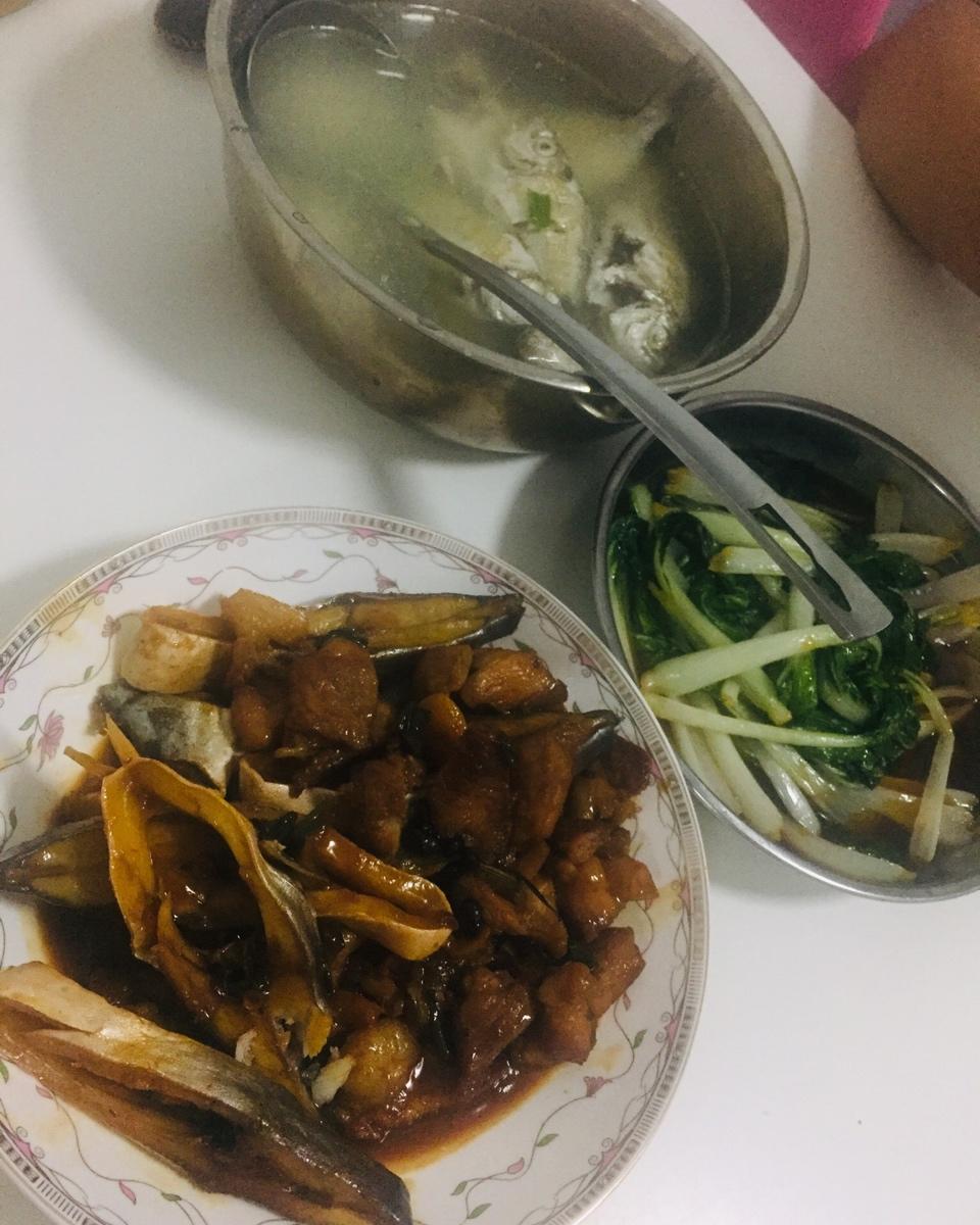 金鲳鱼干炆五花肉香菇