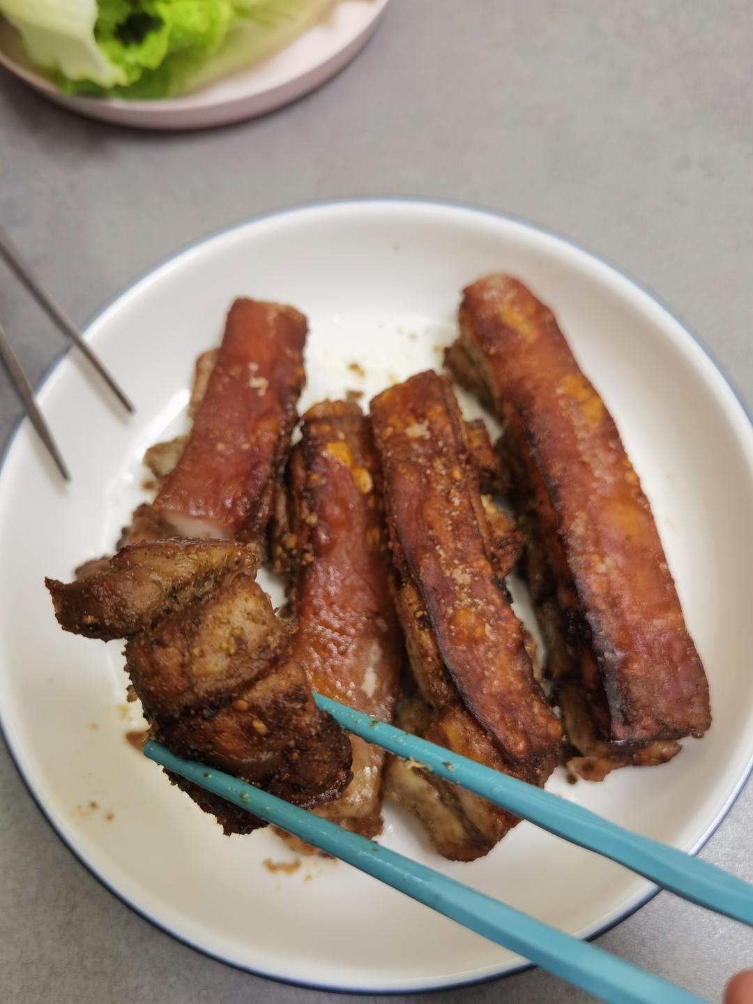口水流一地的香酥脆皮烤五花肉😏