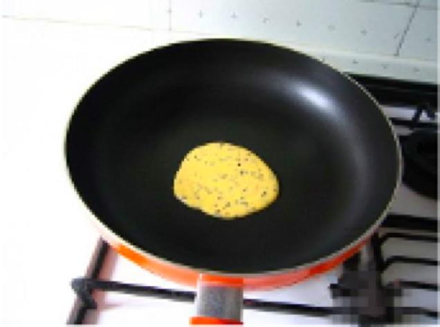 在家里用平底锅自制酥脆鸡蛋卷（简单又健康）的做法 步骤6