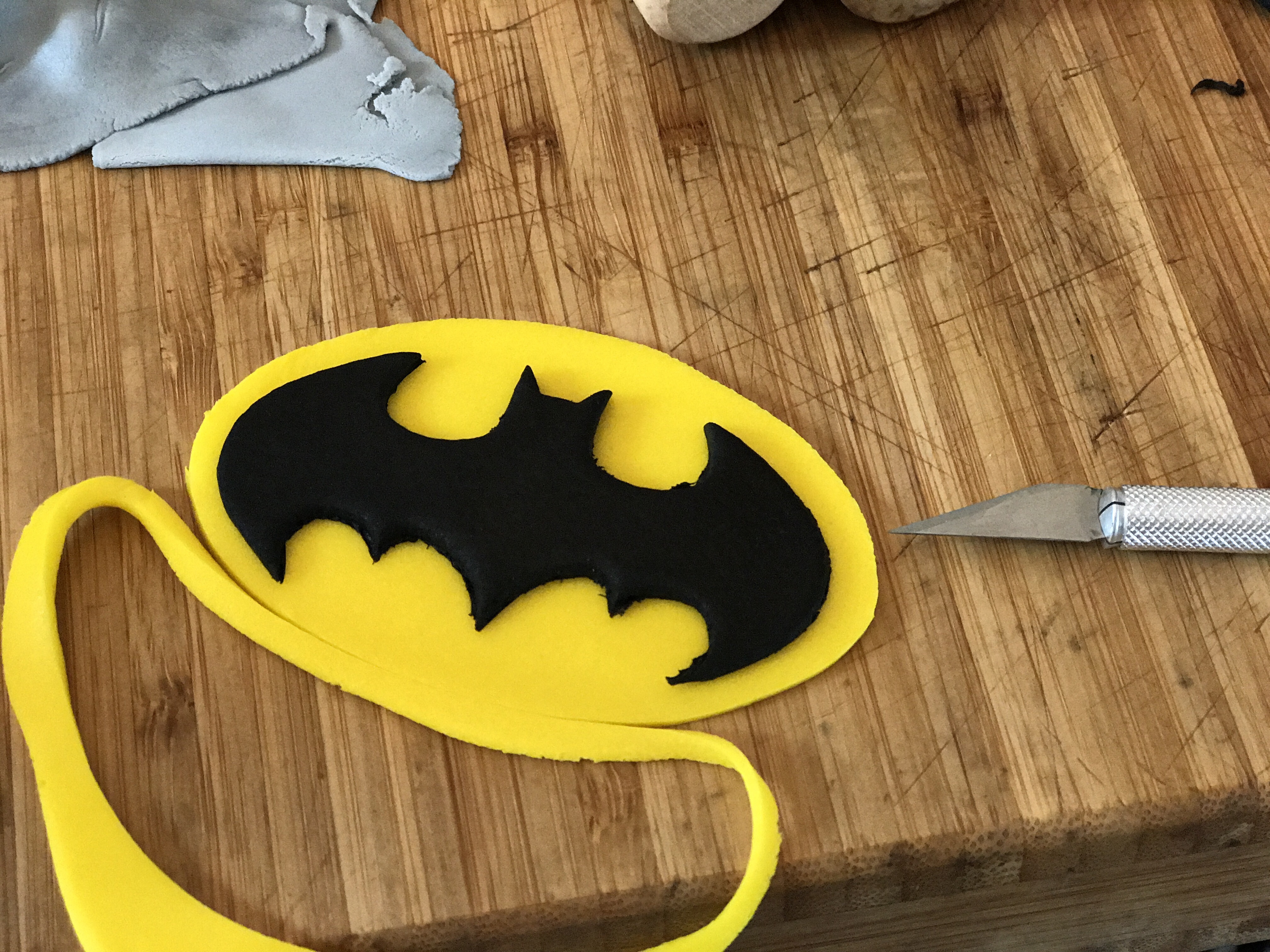 蝙蝠侠翻糖蛋糕的做法 步骤8