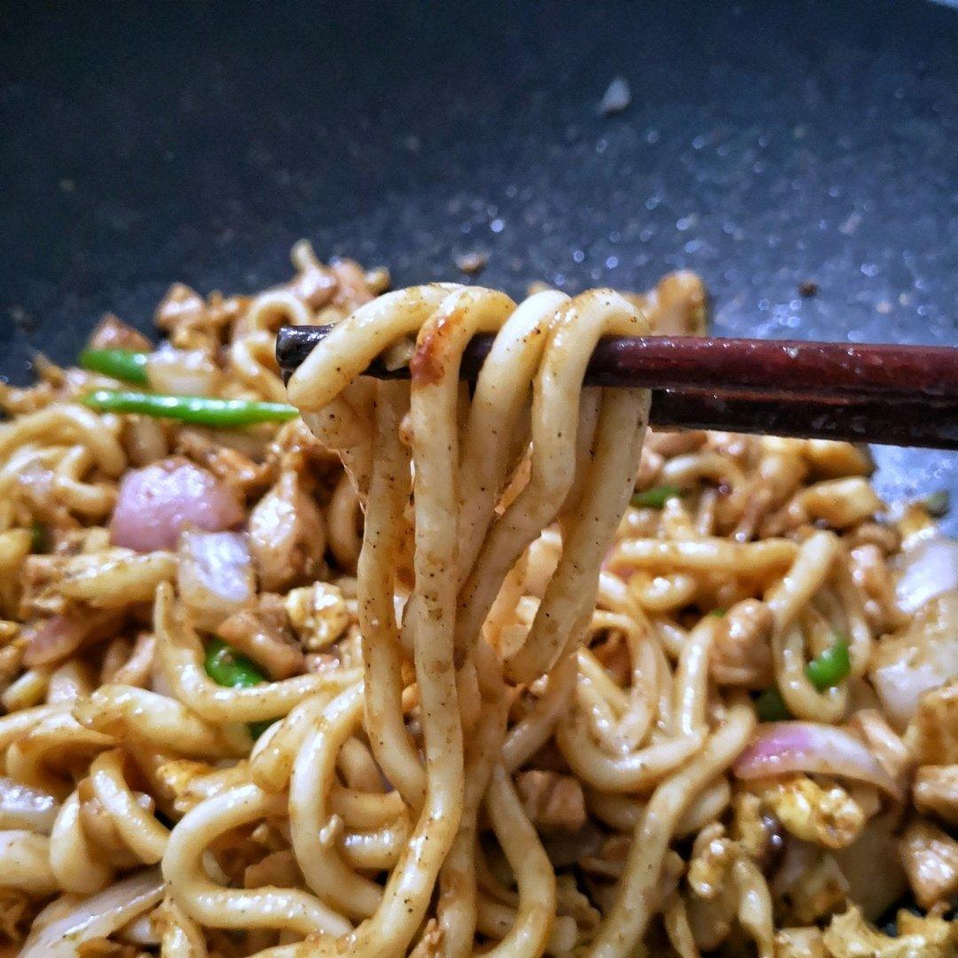 上桌秒光的黑椒牛肉乌冬面