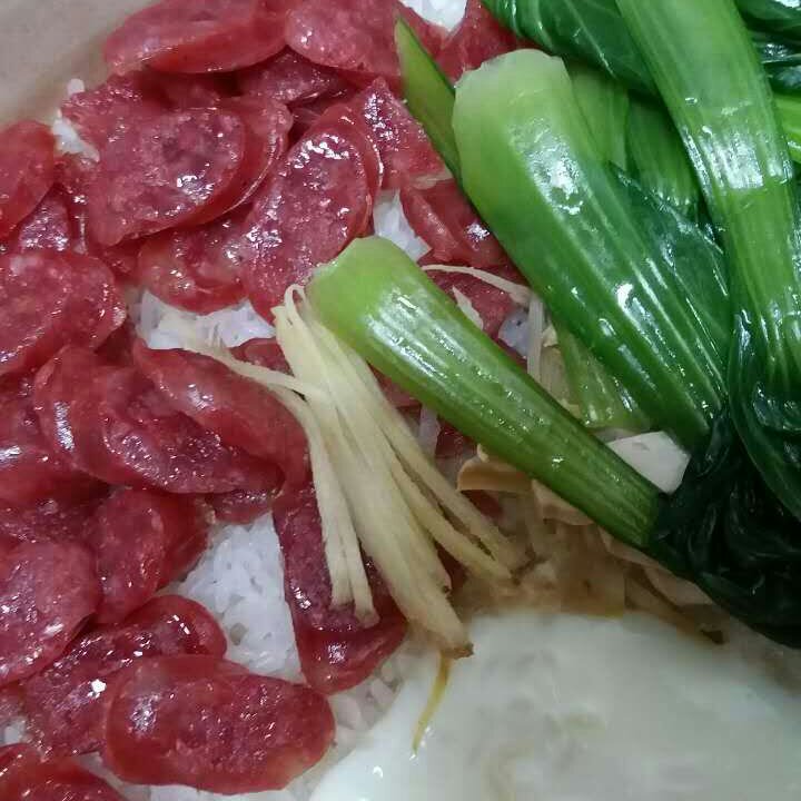 广式腊味煲仔饭