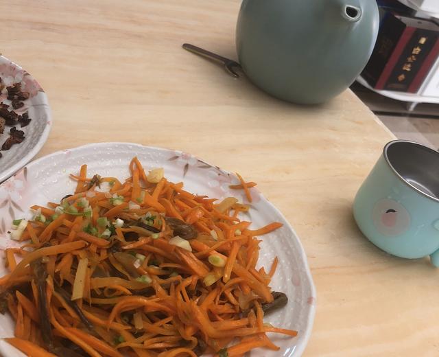 胡萝卜丝炒黄花菜的做法