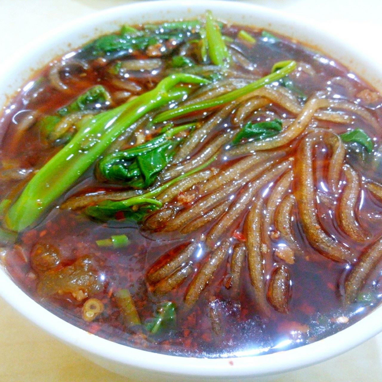 她被青春撞了一下腰做的酸辣粉