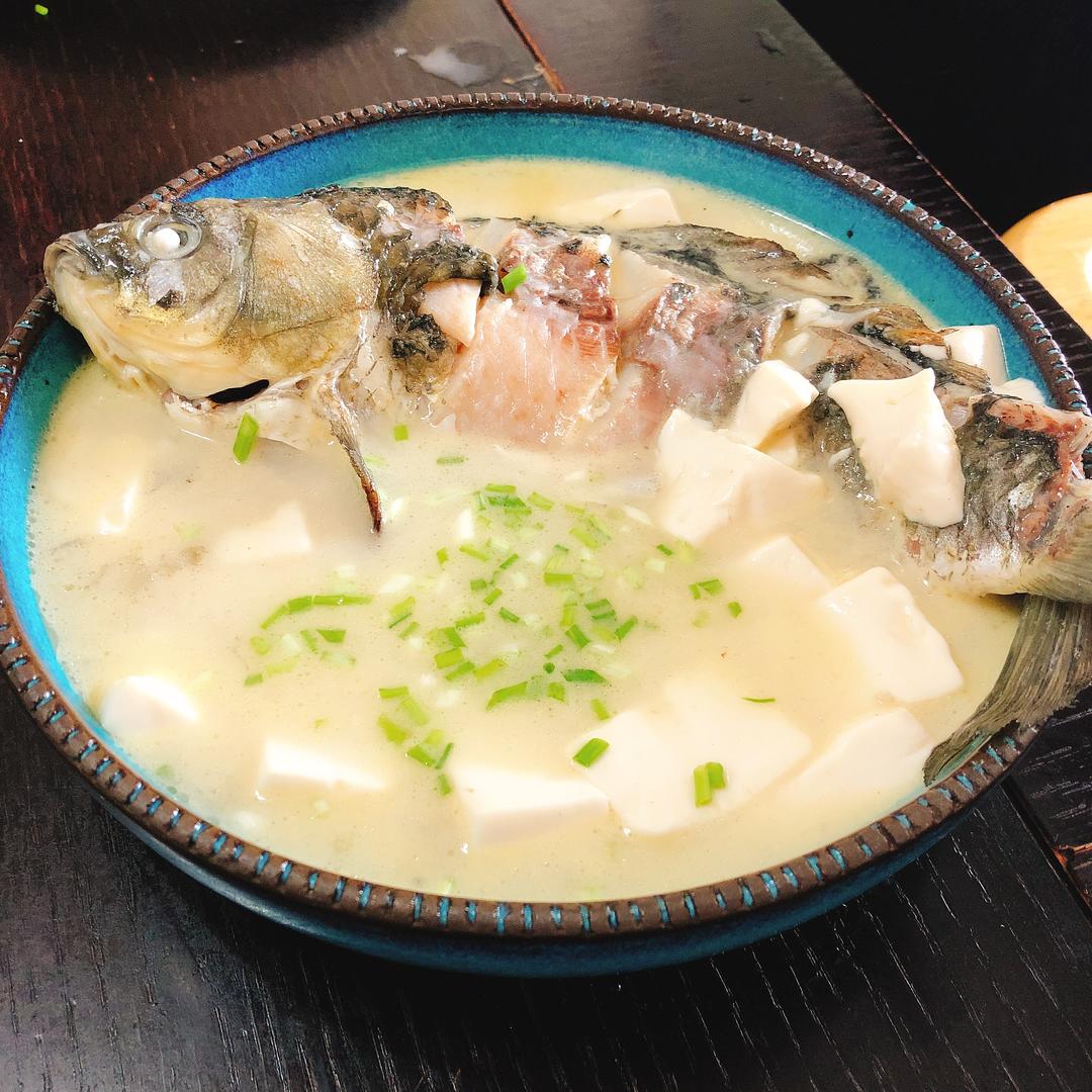 月子下奶汤——奶白鲫鱼豆腐汤