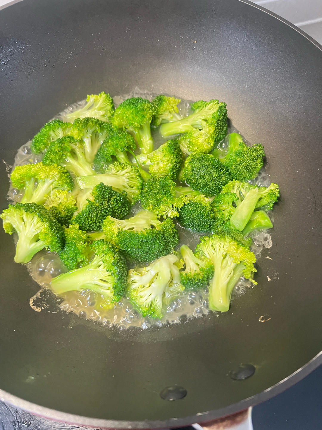 好吃到爆的耗油蒜蓉西兰花(从不修图，喜欢请关注)