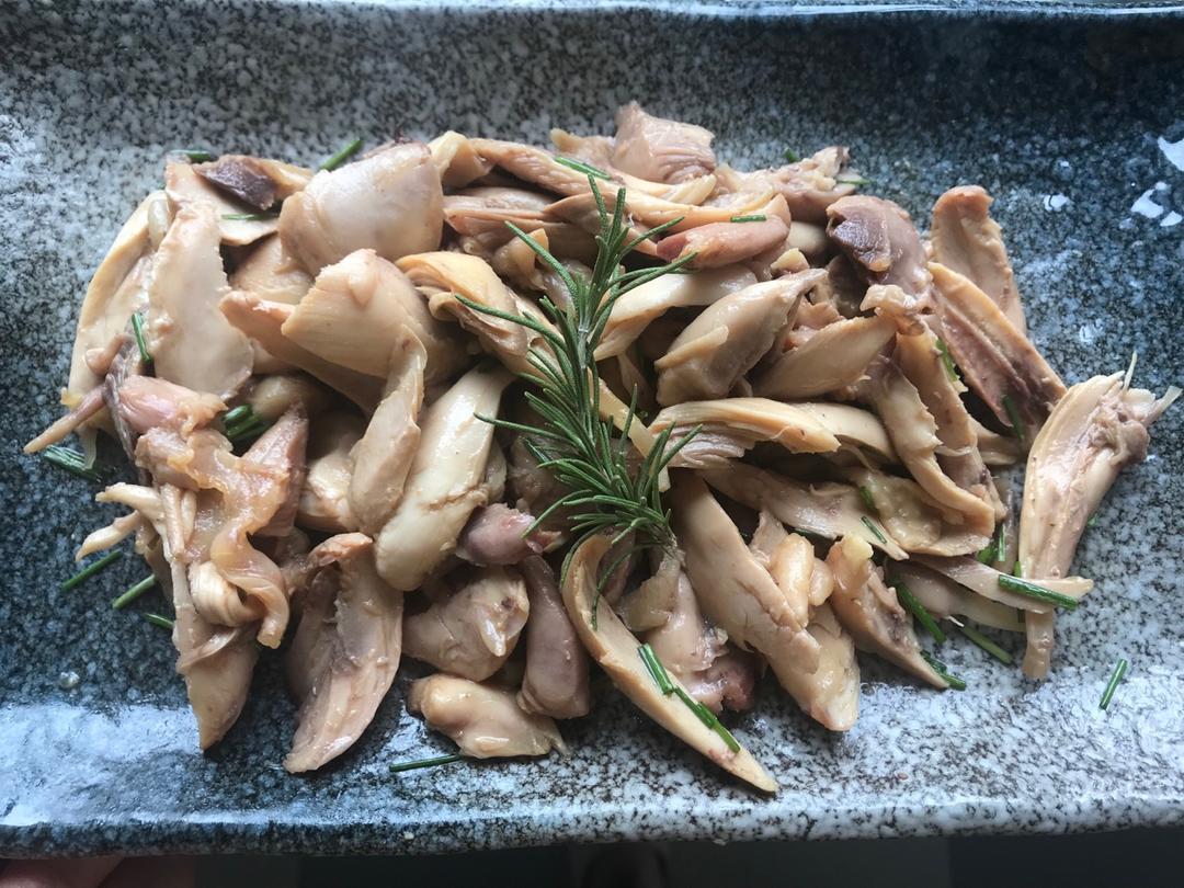 手撕鸡腿肉伴贡菜