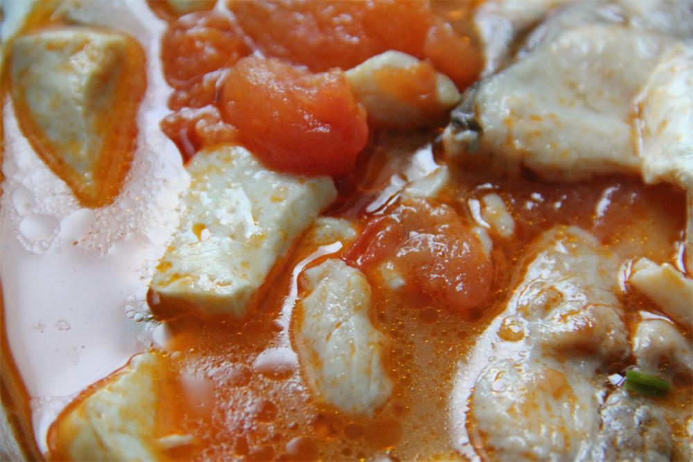 番茄鱼片炖豆腐的做法
