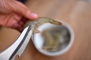 蒜蓉蒸虾的做法 步骤2