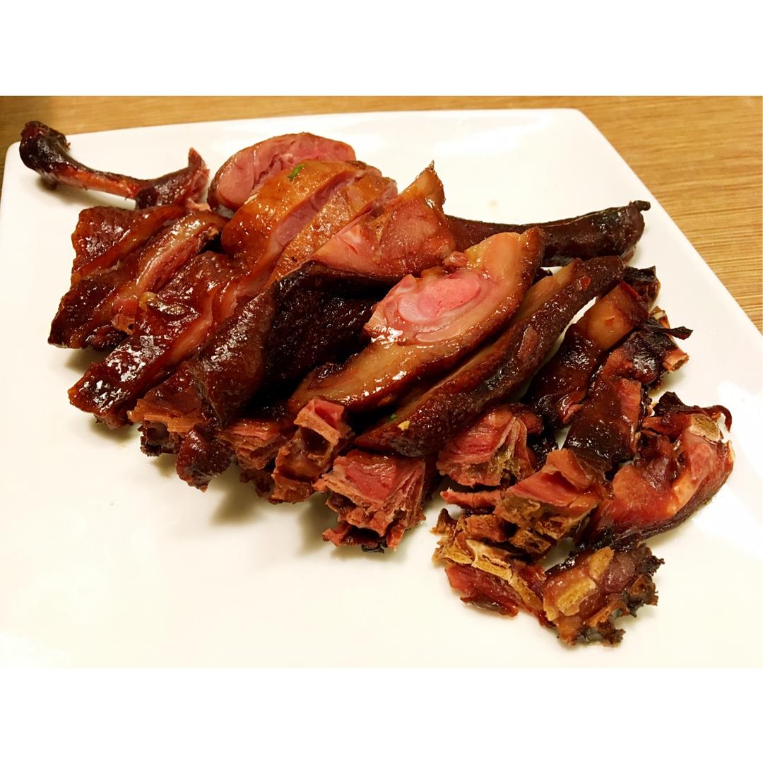 小何桃嘎嘣做的酱鸭腿