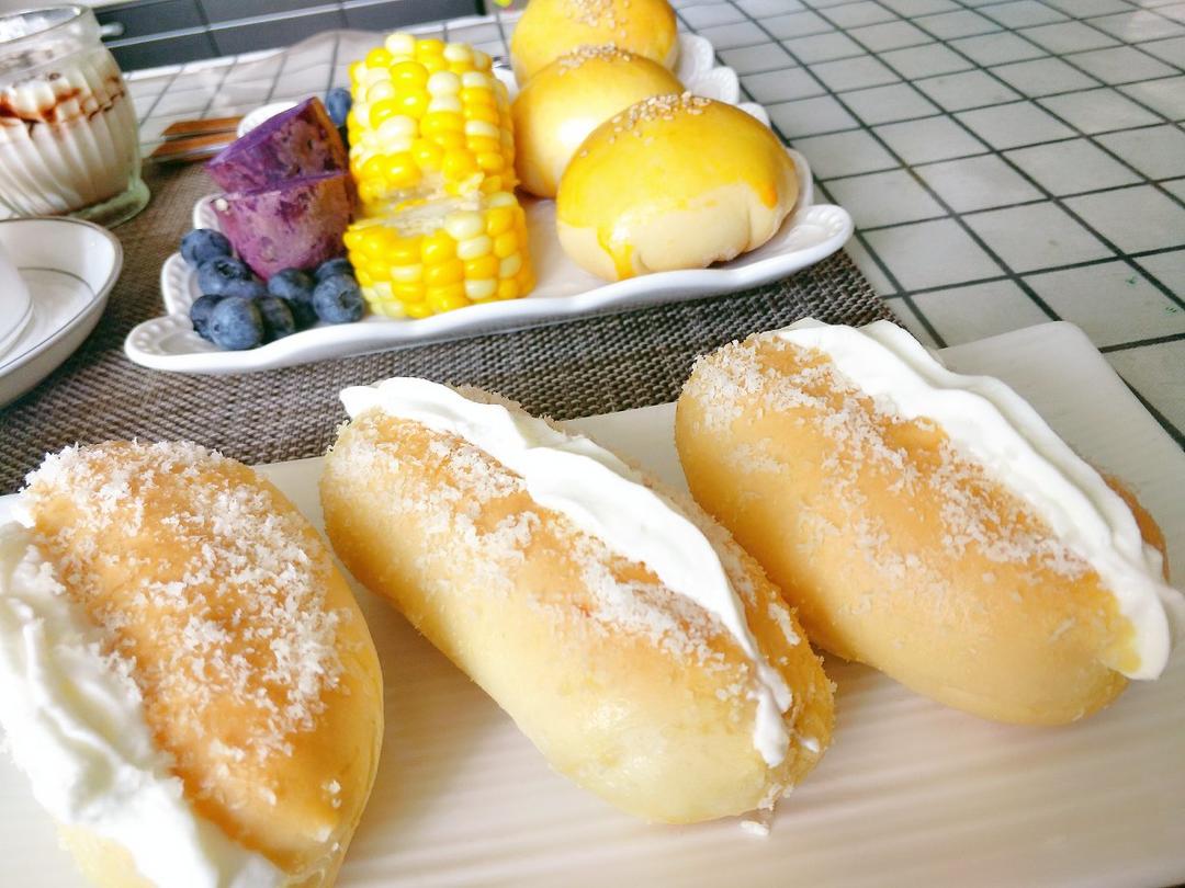 儿时去面包房必买的［椰丝奶油包］