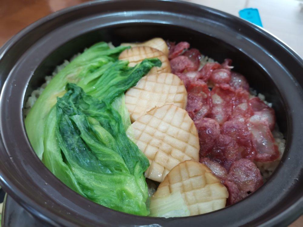 一连好几碗的杏鲍菇腊味煲仔饭