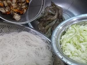 海鲜炒米粉的做法 步骤3