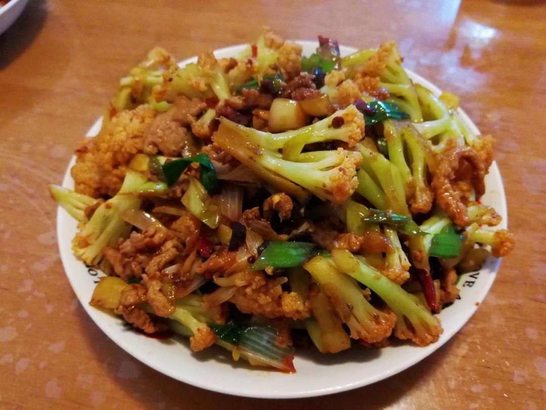 穿梭于千家万户的传统名菜---『香辣干锅花菜』