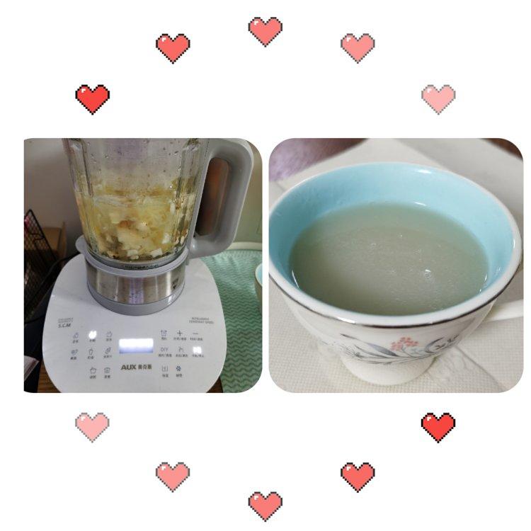 冰糖雪梨银耳莲子羹。