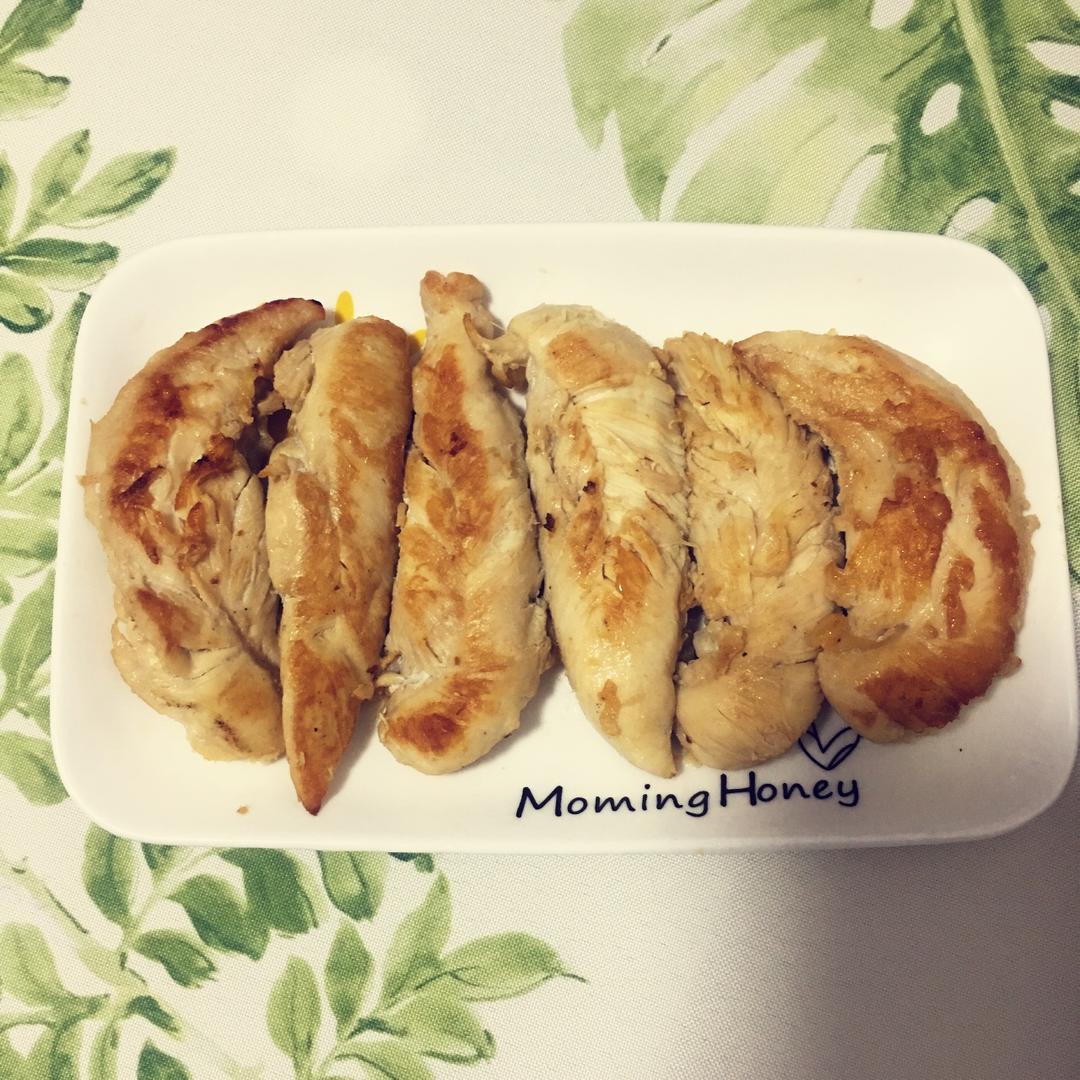 香煎滑嫩鸡胸肉（微博@健身厨男版）