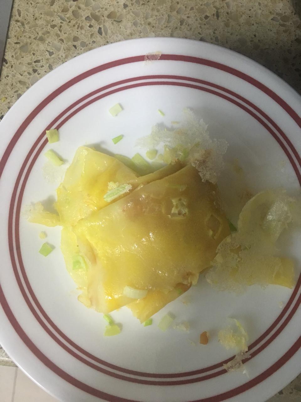 路边摊美食煎饼果子附薄脆做法 家里有勺子平底锅就能做