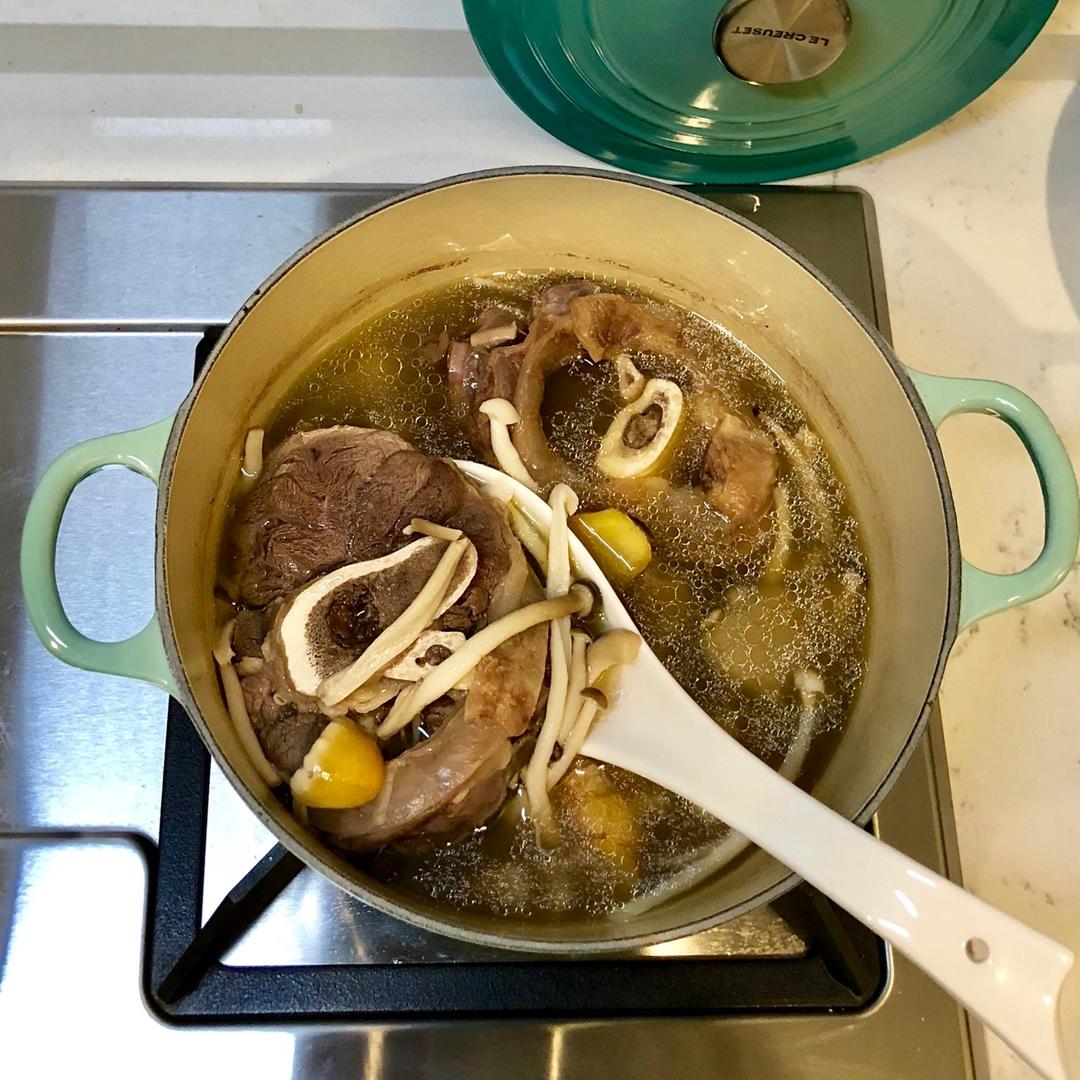 牛棒骨菌菇汤