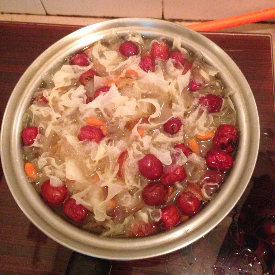 银耳红枣枸杞甜汤