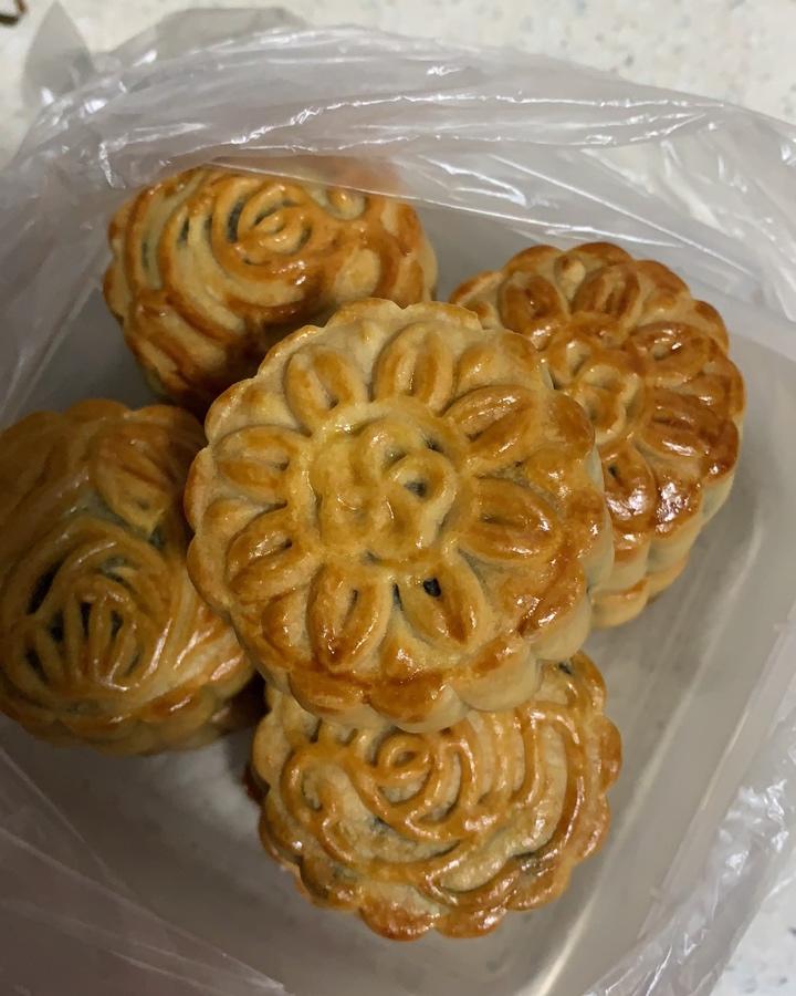 广式月饼－－蛋黄豆沙月饼