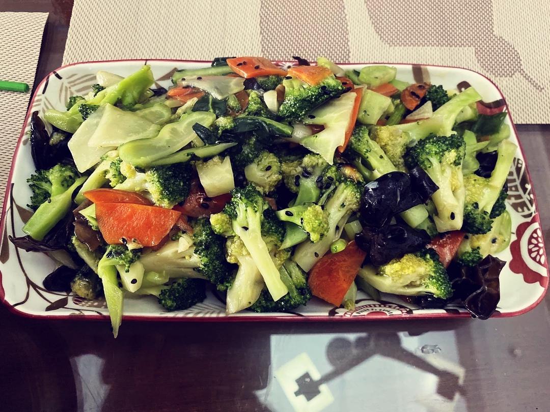 炒西兰花，饭店里常这样搭配，营养味美，儿子很喜欢吃
